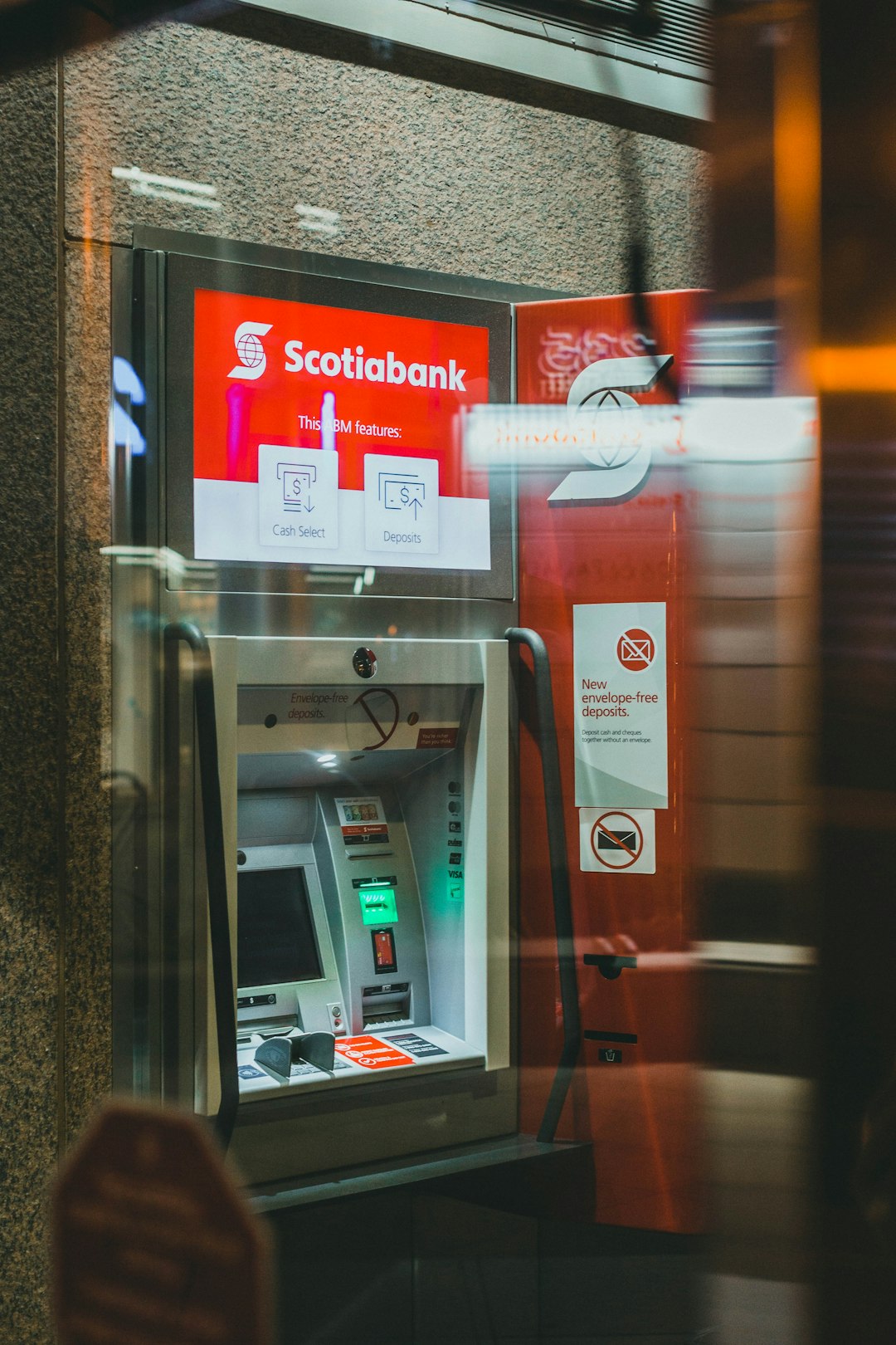 red-and-white-atm-machine-zj9eceur-ge